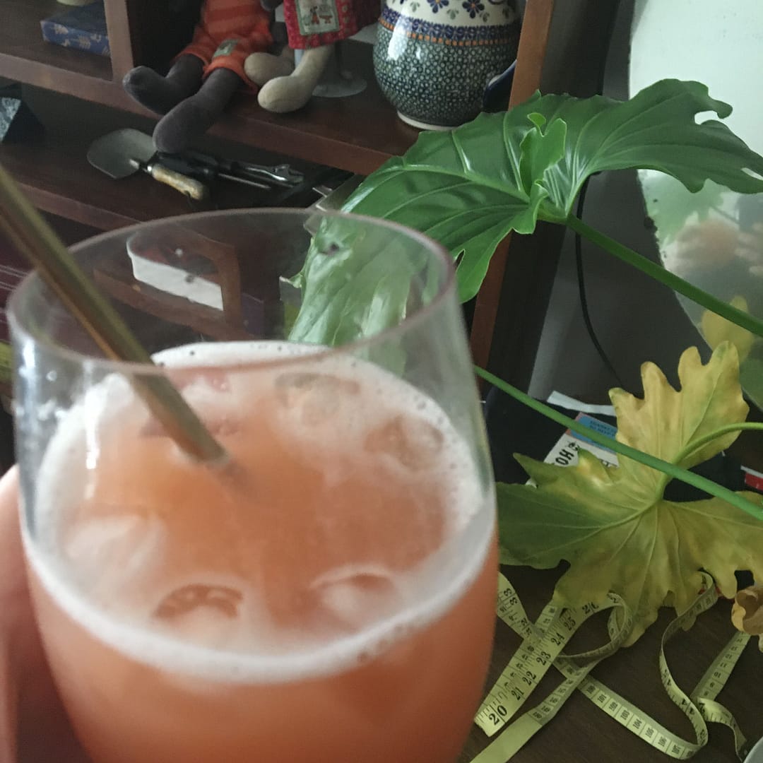 grapefruit margarita in leaves